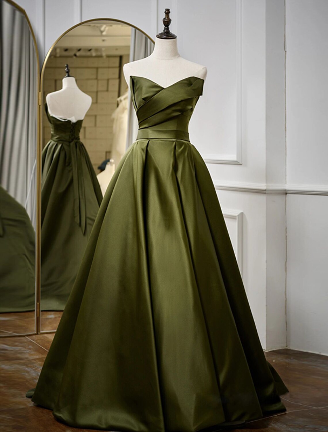 Abito da sera a trapezio, sexy, formale, lungo fino al pavimento, senza maniche, senza spalline, in raso con pieghe e spalline.