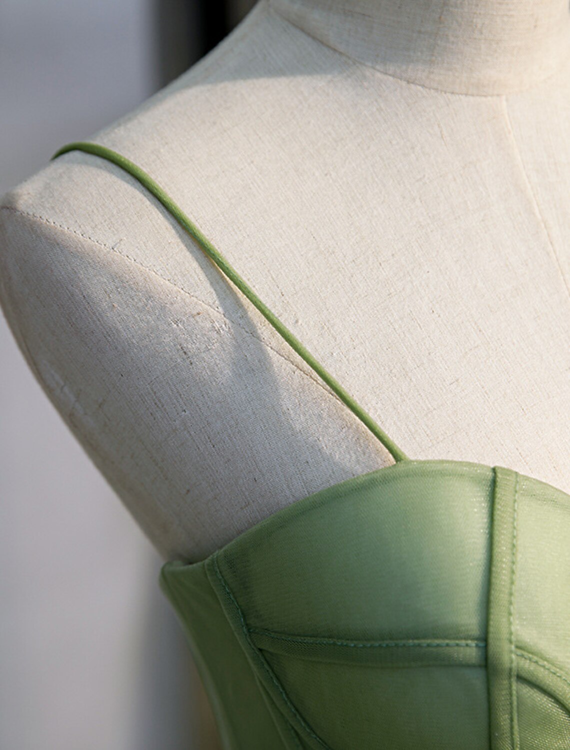 Vestido de quinceañera elegante, vestido de fiesta, cola de corte, sin mangas, tirantes finos, tul con volantes