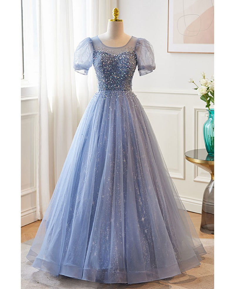 Hermoso y único vestido de noche azul cielo con escote redondo bajo, mangas cortas, lentejuelas y cuentas, con tirantes sin espalda de corte A/princesa azul cielo y largo hasta el suelo.