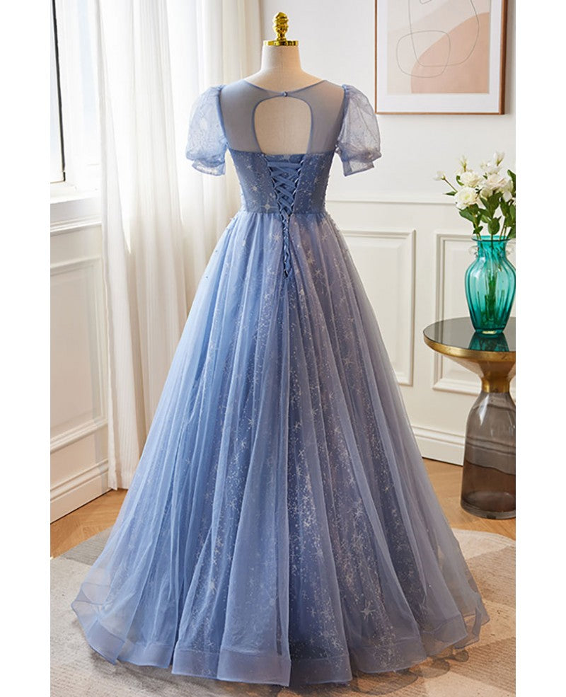 Hermoso y único vestido de noche azul cielo con escote redondo bajo, mangas cortas, lentejuelas y cuentas, con tirantes sin espalda de corte A/princesa azul cielo y largo hasta el suelo.