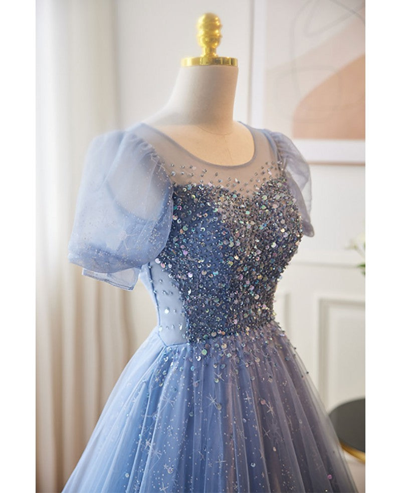Hermoso y único vestido de noche azul cielo con escote redondo bajo, mangas cortas, lentejuelas y cuentas, con tirantes sin espalda de corte A/princesa azul cielo y largo hasta el suelo.