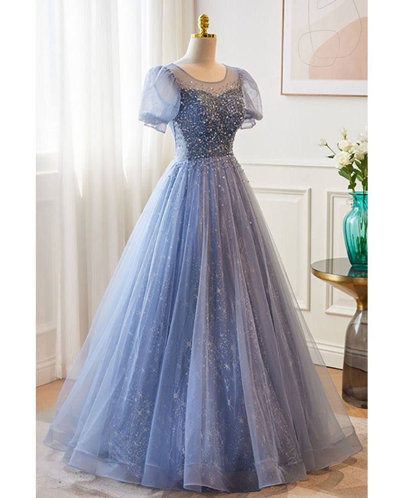 Hermoso y único vestido de noche azul cielo con escote redondo bajo, mangas cortas, lentejuelas y cuentas, con tirantes sin espalda de corte A/princesa azul cielo y largo hasta el suelo.