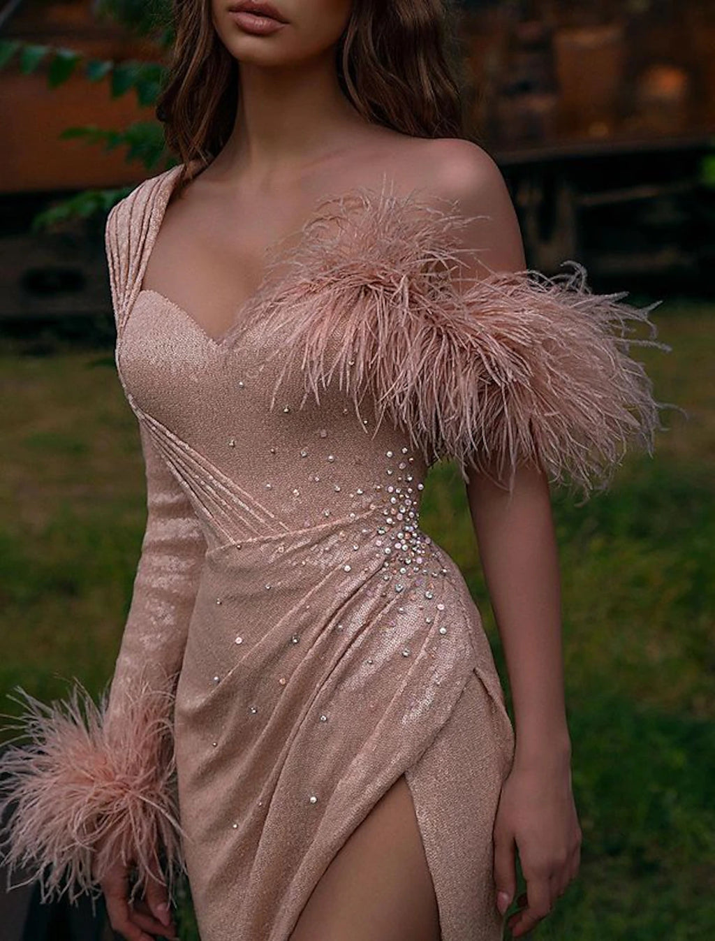 Vestido de noche largo estilo sirena/trompeta, para invitada de boda, fiesta de bodas, con cola larga y un hombro, de satén con cristales y plumas 2025