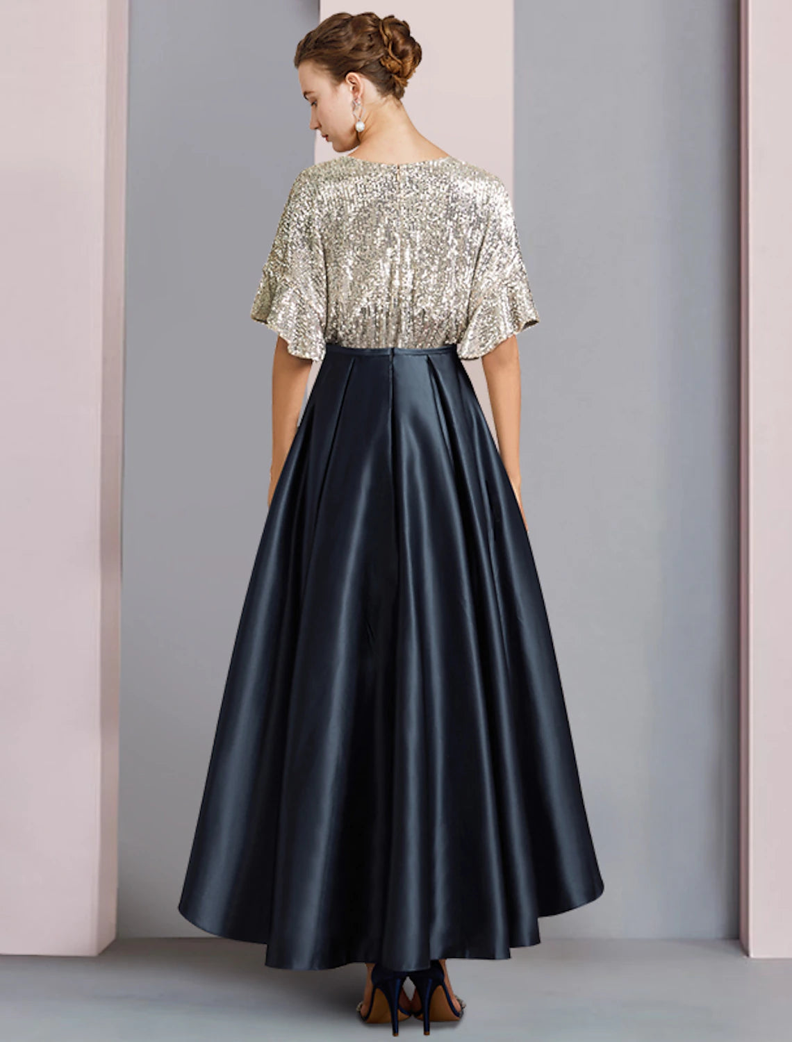 Vestido de Madre de la Novia de Corte A para Invitadas de Boda Elegante Brillo y Resplandor Escote en V Alto y Bajo Asimétrico Largo hasta la rodilla Satén Lentejuelas Manga Corta con Pliegues