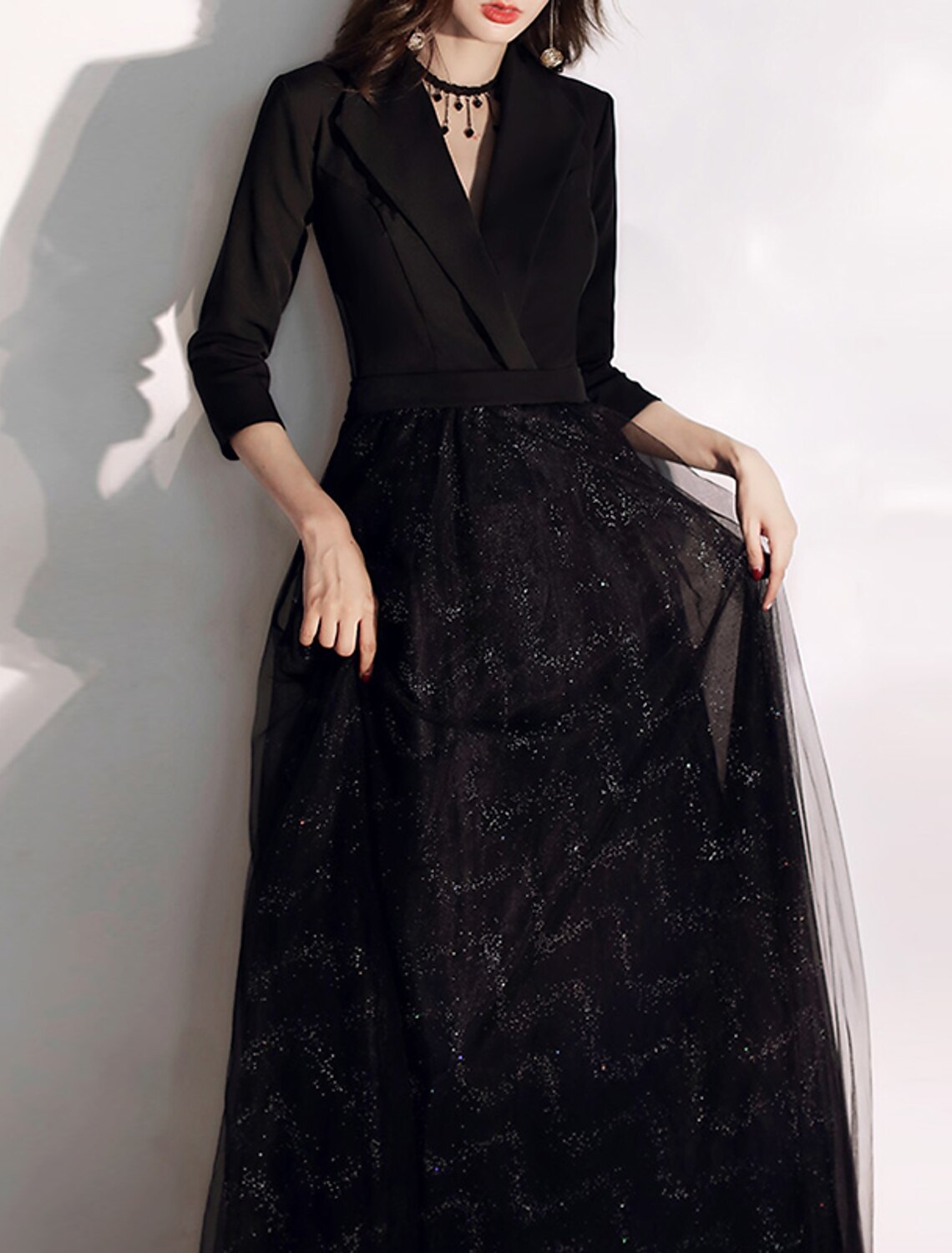 Abito da sera formale da sposa elegante e scintillante, a trapezio, con scollo a V, maniche a 3/4, lungo fino al pavimento, in tulle con fascia/nastro e paillettes