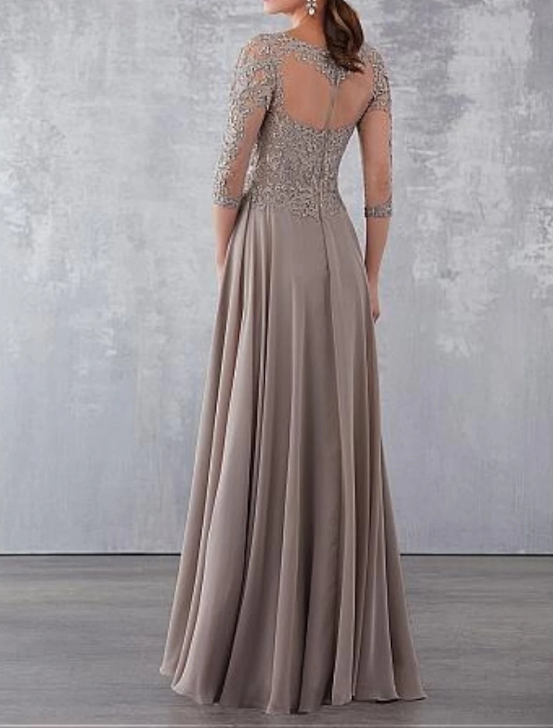 Abito da cerimonia per la madre della sposa, a trapezio, elegante, trasparente, con scollo gioiello, lunghezza al pavimento, in chiffon e pizzo, maniche a 3/4 con applicazioni drappeggiate