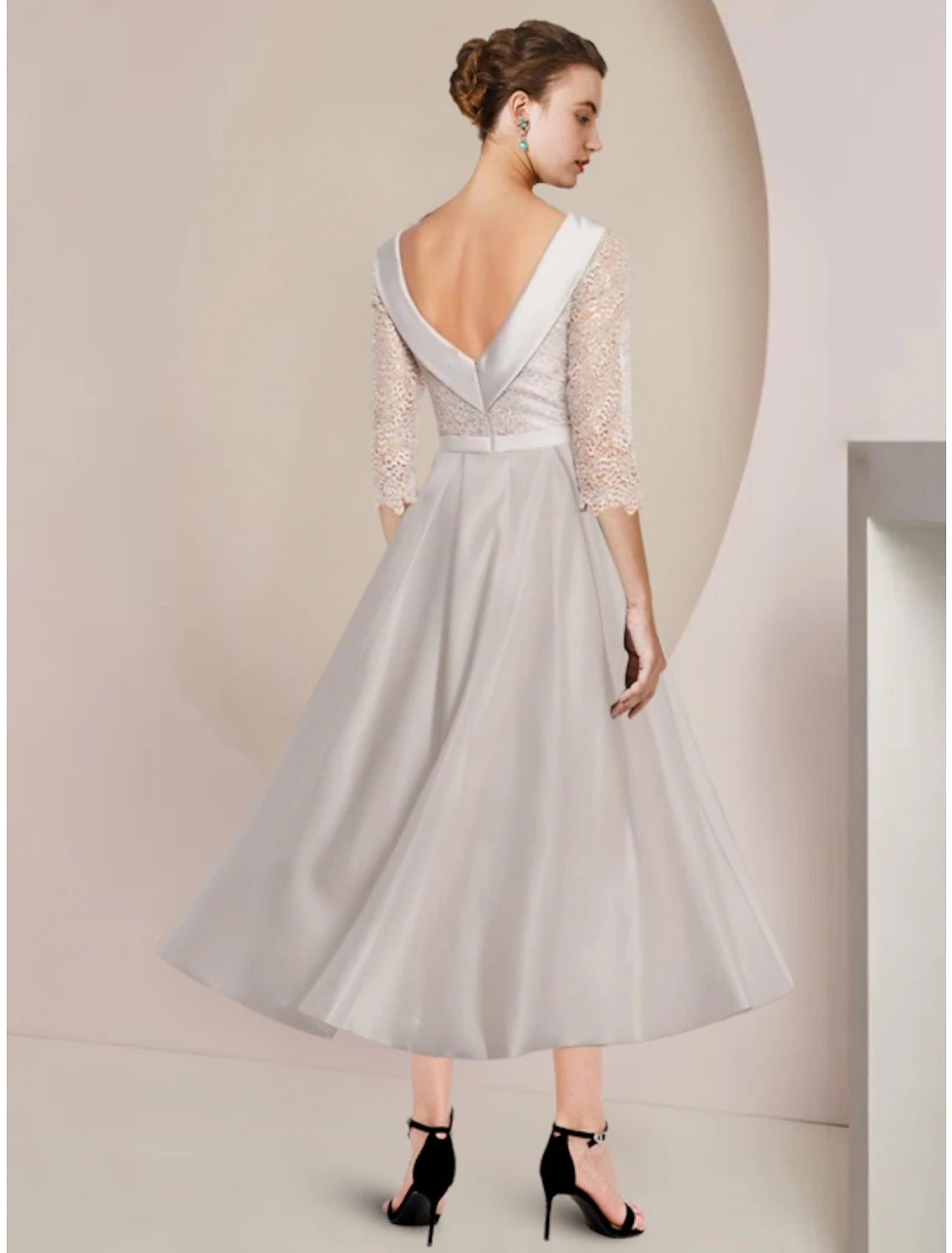 Abito da cerimonia per la madre della sposa, a tubino, elegante e minimalista, con scollo a barchetta, lunghezza tè, in raso e pizzo, mezza manica con arricciature