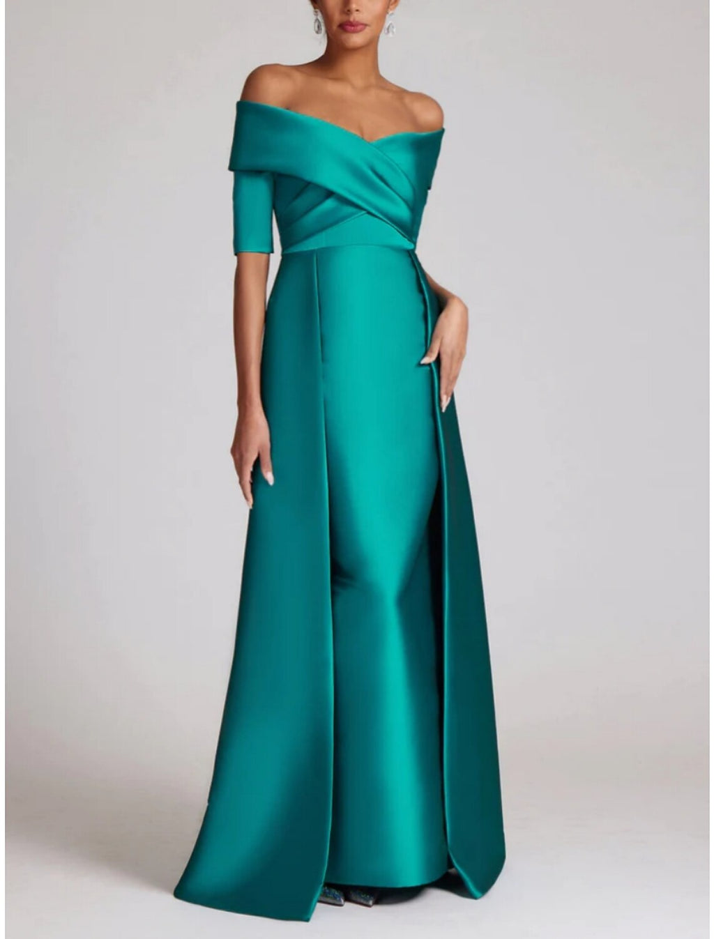 Vestido de noche elegante con corte en forma de columna, corte formal, cola larga, media manga, hombros descubiertos, satén con fruncido, 2025