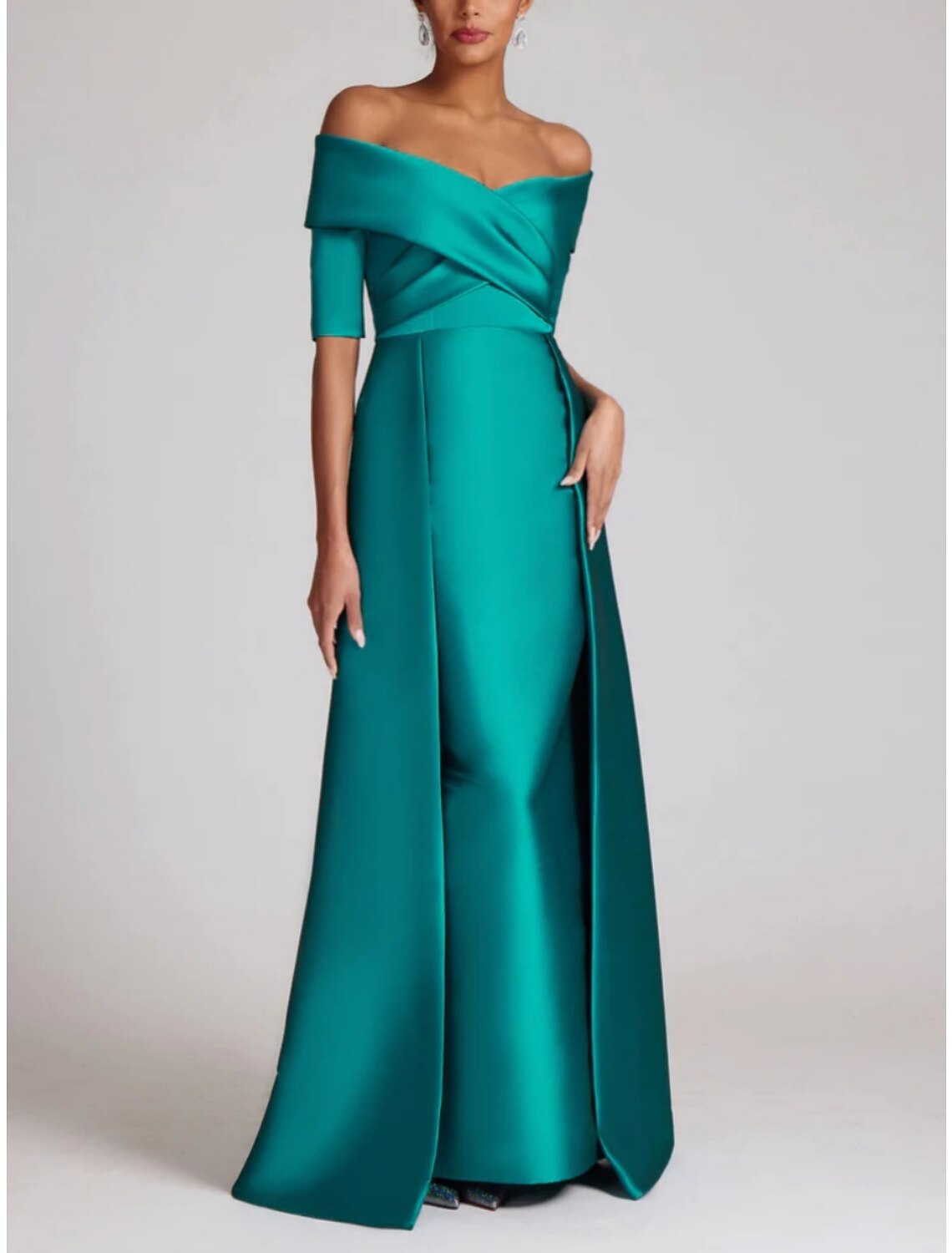 Vestido de noche elegante con corte en forma de columna, corte formal, cola larga, media manga, hombros descubiertos, satén con fruncido, 2025