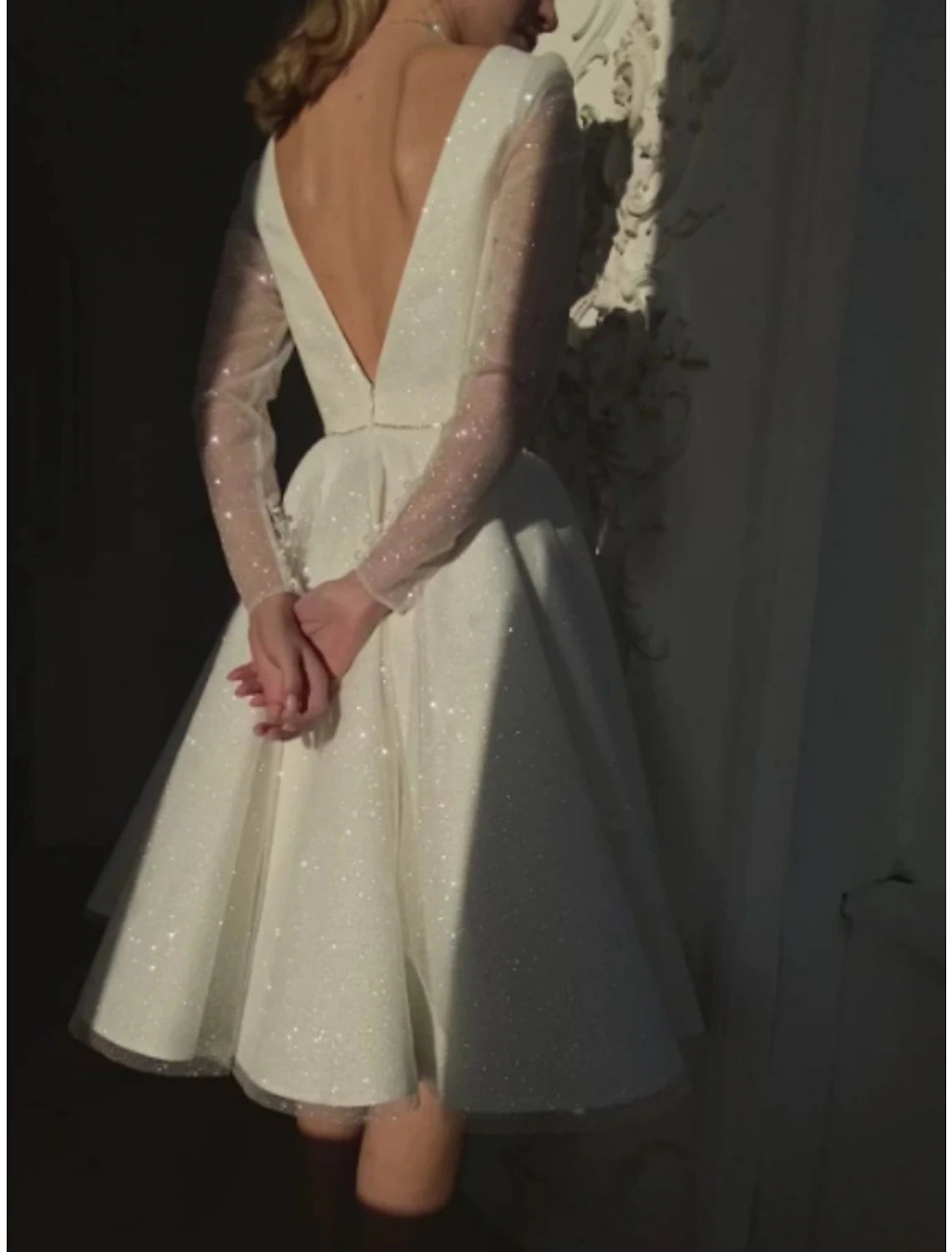 Vestidos de novia blancos cortos, corte A, escote en V, manga larga, largo hasta la rodilla, con lentejuelas y pliegues, color liso.