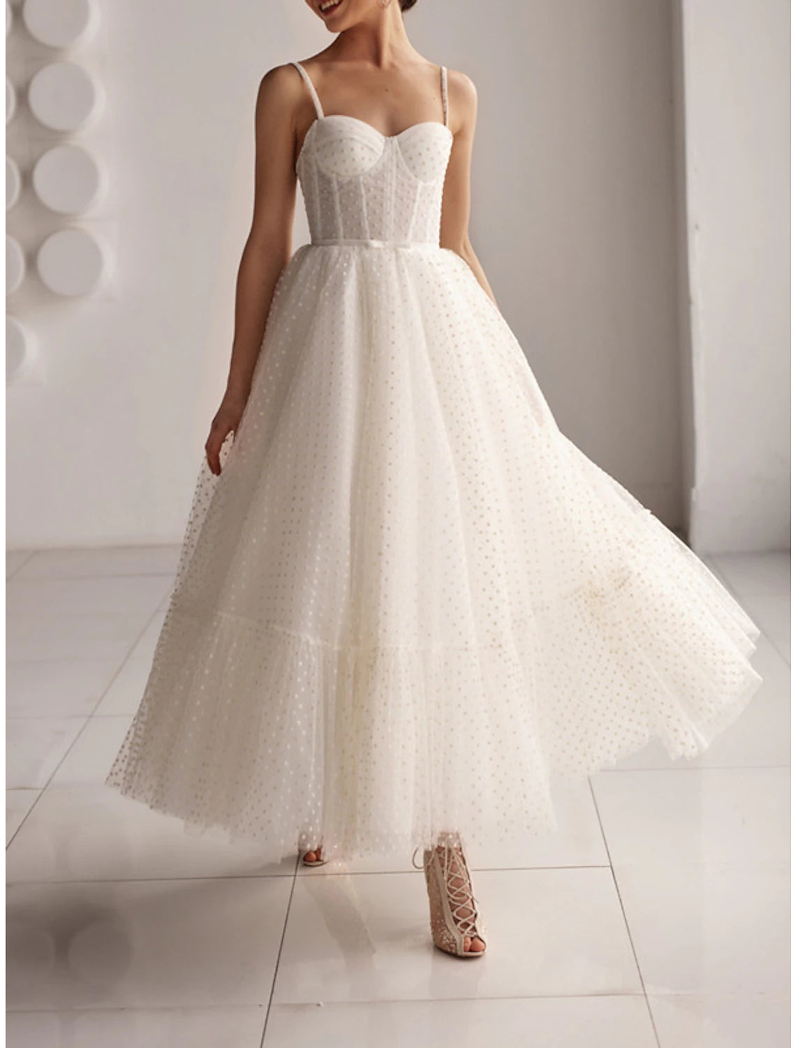 Abiti da sposa bianchi da ricevimento, abiti da sposa a trapezio, scollo a cuore, canotta, spalline sottili, lunghezza alla caviglia, in tulle, con fiocco/i
