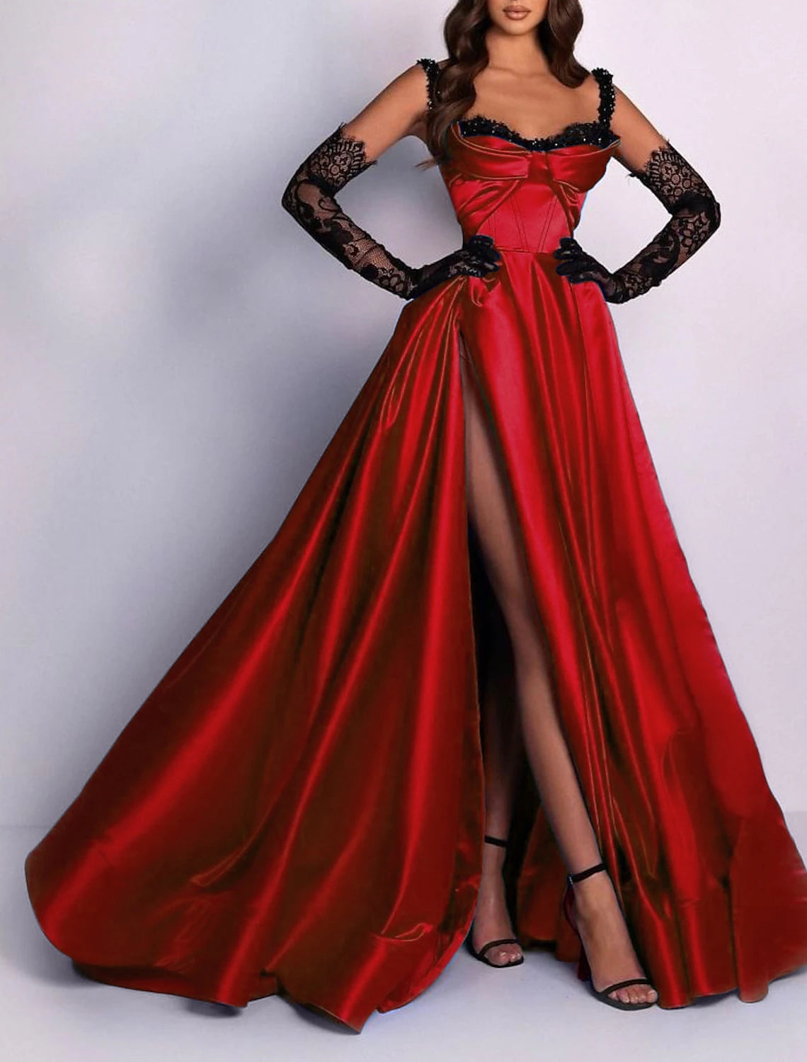 Abito da sera a trapezio anni '20, nero, formale, in maschera, con strascico, senza maniche, spalline sottili, in raso con spacco