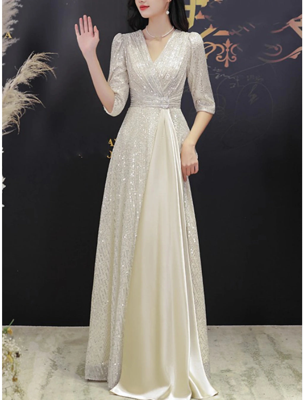 Vestido de madre de la novia de corte A, elegante, con brillo y brillo, escote en V pequeño, cola larga, lentejuelas, media manga con pliegues y broche de cristal.