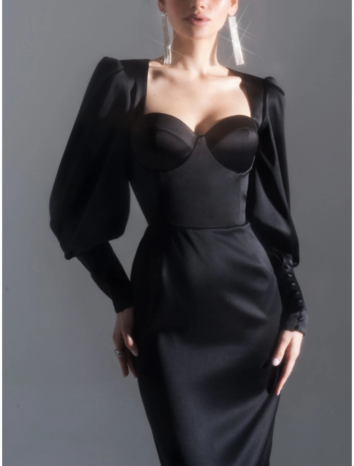 Abito da sera nero a tubino, elegante, formale, lunghezza tè, manica lunga, scollo a cuore, in raso con spacco arricciato 2025