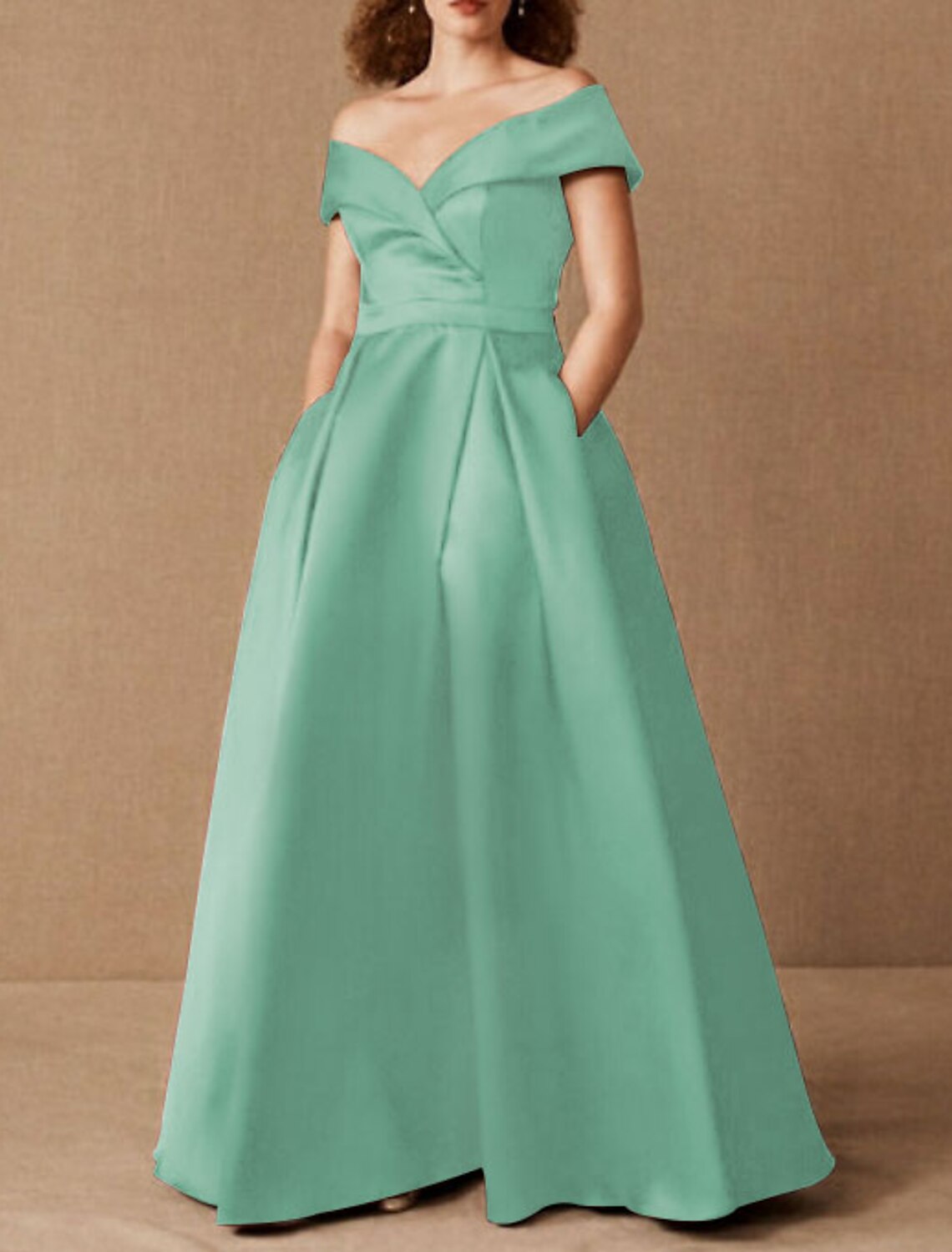 Abito da sera formale a trapezio, taglie forti, con spalle scoperte, manica corta, lunghezza al pavimento, in raso con pieghe e arricciature