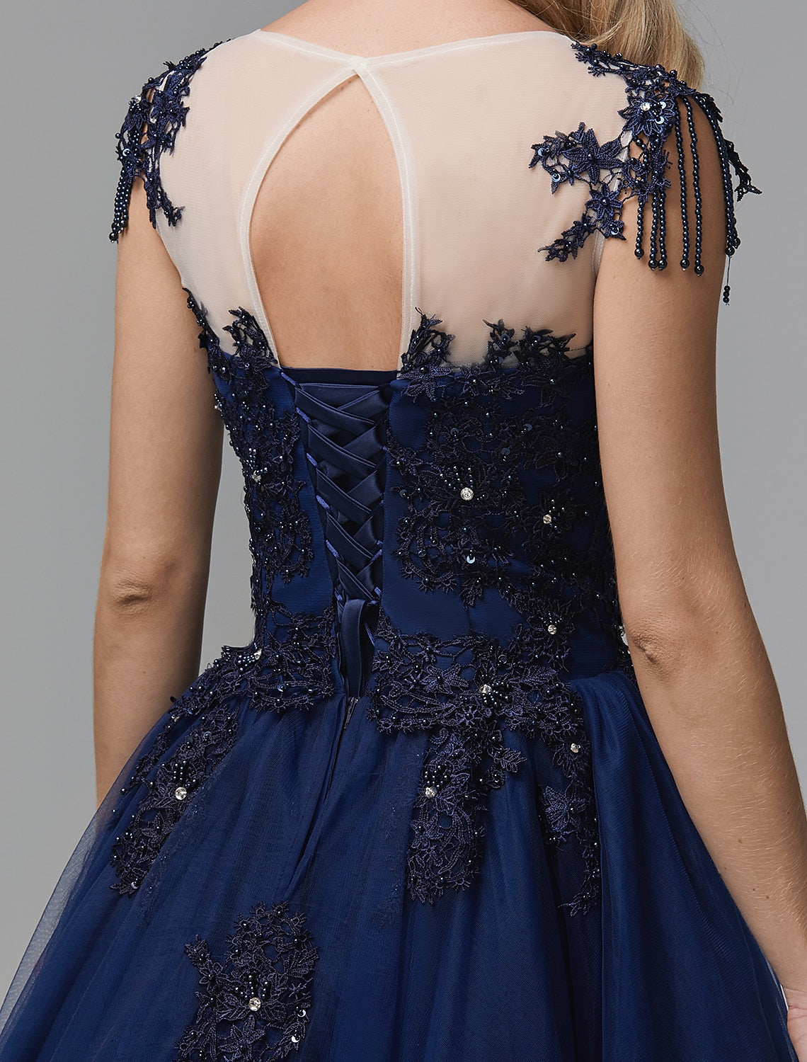 Vestido de fiesta con brillo, vestido de quinceañera, cola capilla, manga larga, hombros descubiertos, satén con apliques de cuentas