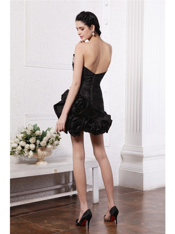 Vestidos de cóctel cortos de tafetán con escote corazón, sin mangas, con pedrería y pliegues