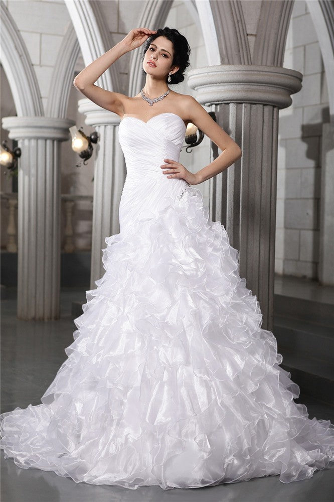Vestido de novia largo de organza con escote corazón, sin mangas, plisado y abalorios.