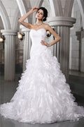 Vestido de novia largo de organza con escote corazón, sin mangas, plisado y abalorios.