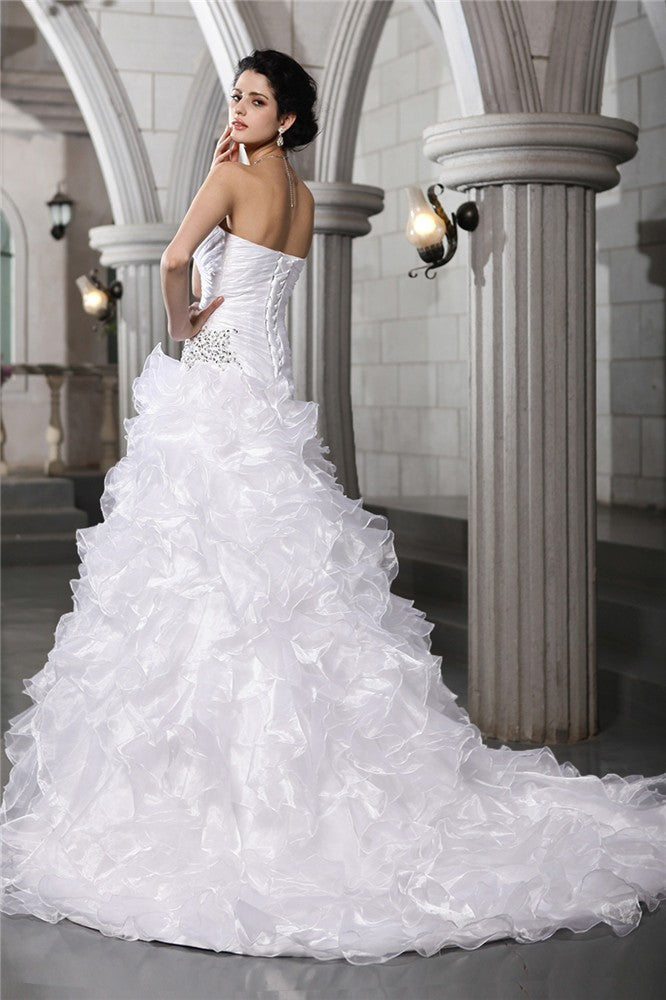 Vestido de novia largo de organza con escote corazón, sin mangas, plisado y abalorios.