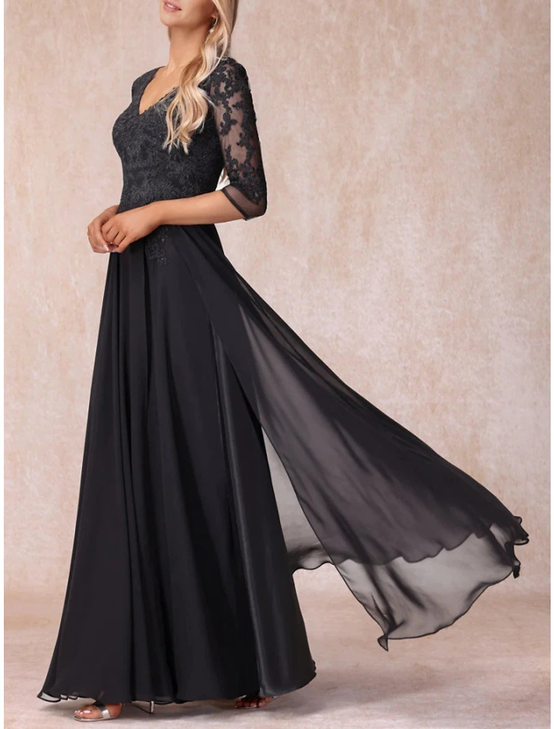 Abito da cerimonia per la madre della sposa, a trapezio, elegante, con scollo a V, lunghezza al pavimento, in chiffon e pizzo, manica a 3/4, con arricciature, tinta unita