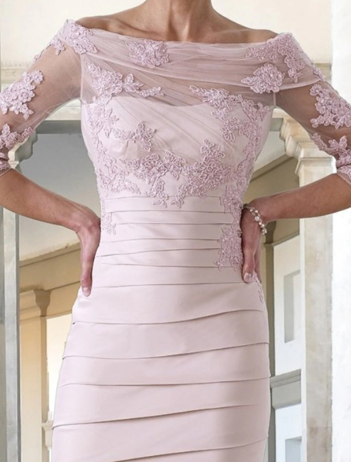 Abito da cerimonia per la madre della sposa, a tubino, elegante, con scollo a cuore, lunghezza al ginocchio, in taffetà, mezza manica, con applicazioni e arricciature