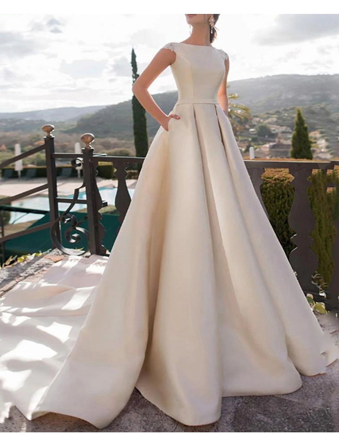 Vestidos de novia estilo Hall Royal, corte A, escote redondo, sin mangas, cola de corte, satén, con apliques de perlas
