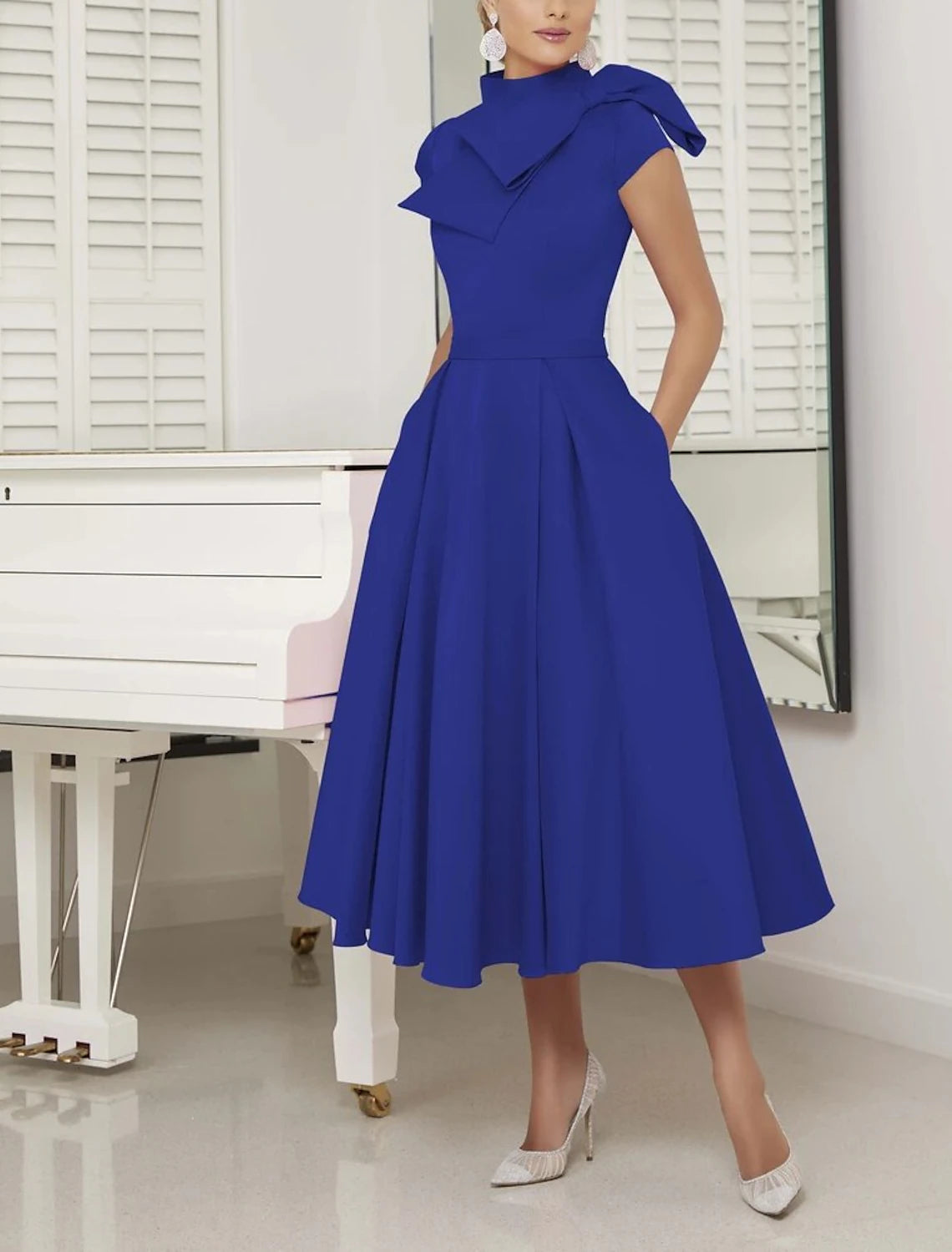 Vestido de Madre de la Novia de Corte A para Invitadas de Boda Elegante Vintage Cuello Alto Largo hasta la Rodilla Satén Manga Corta con Faja/Lazo(s) Pliegues