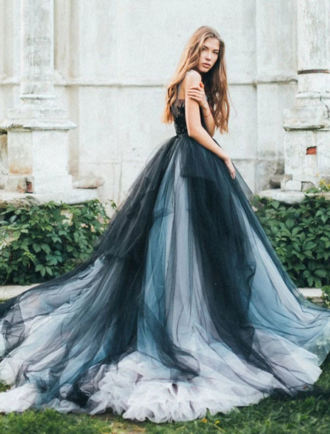 Vestido de novia negro estilo gótico de quinceañera, con bloques de color, cola larga, sin mangas, escote en V, tul, espalda en V y apliques plisados.