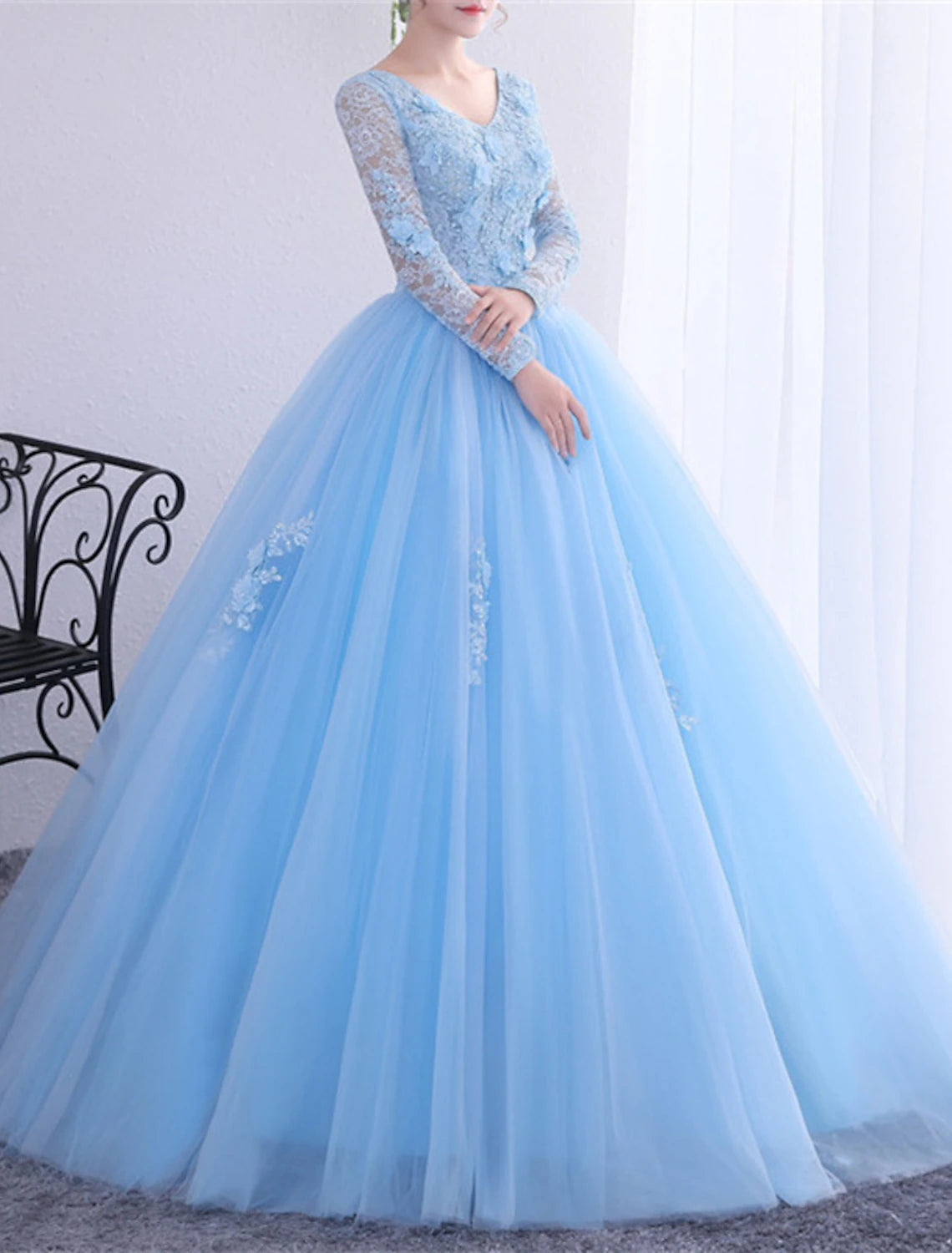 Vestido de quinceañera estilo princesa, largo hasta el suelo, manga larga, escote en V, poliéster con apliques de cristales.