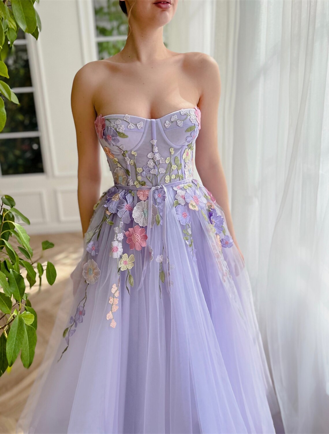 Abito da sera a trapezio con scollo a V, abito da sposa con strascico, senza maniche, senza spalline, in tulle con applicazioni floreali