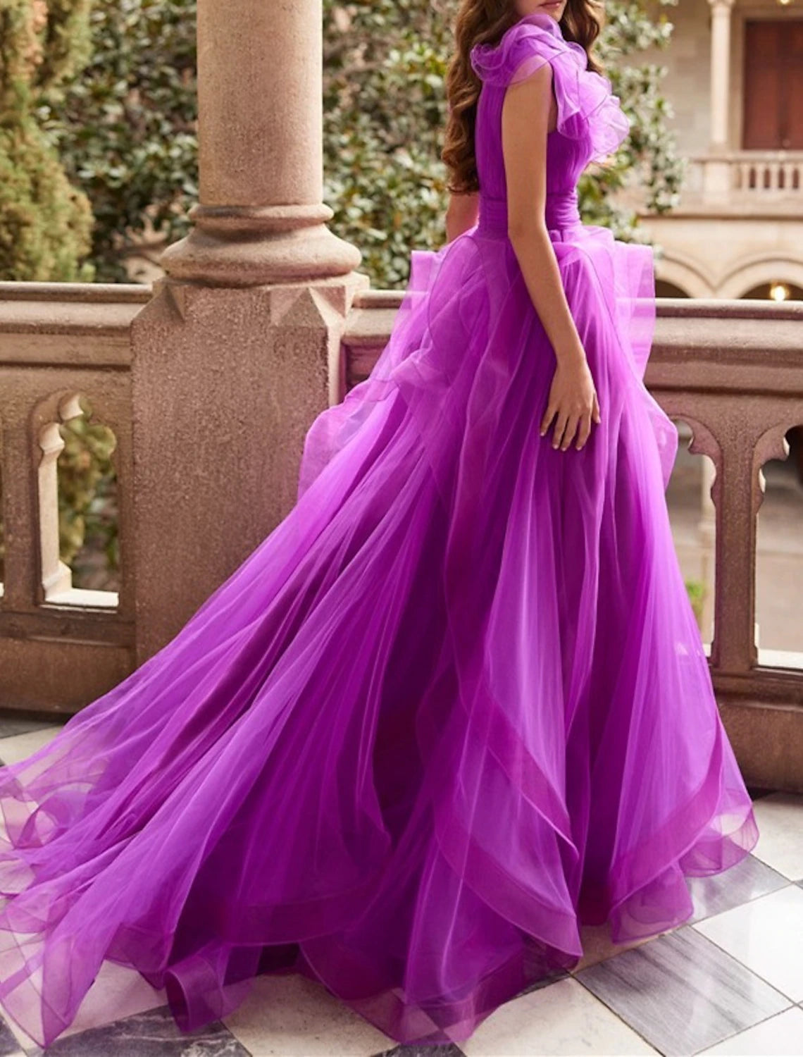 Vestido de noche de corte A, floral, formal, de graduación, con cola, sin mangas, cuello en V, de gasa con volantes
