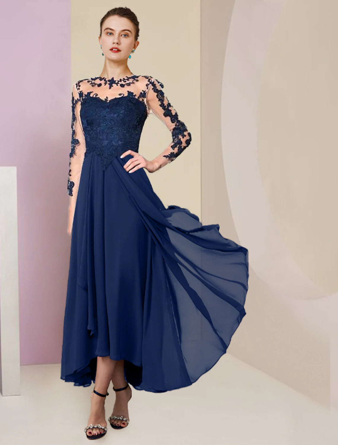 Abito da cerimonia per la madre della sposa, a trapezio, elegante, con scollo a barchetta, asimmetrico, lunghezza tè, in chiffon e pizzo, manica a 3/4 con pieghe applicate.