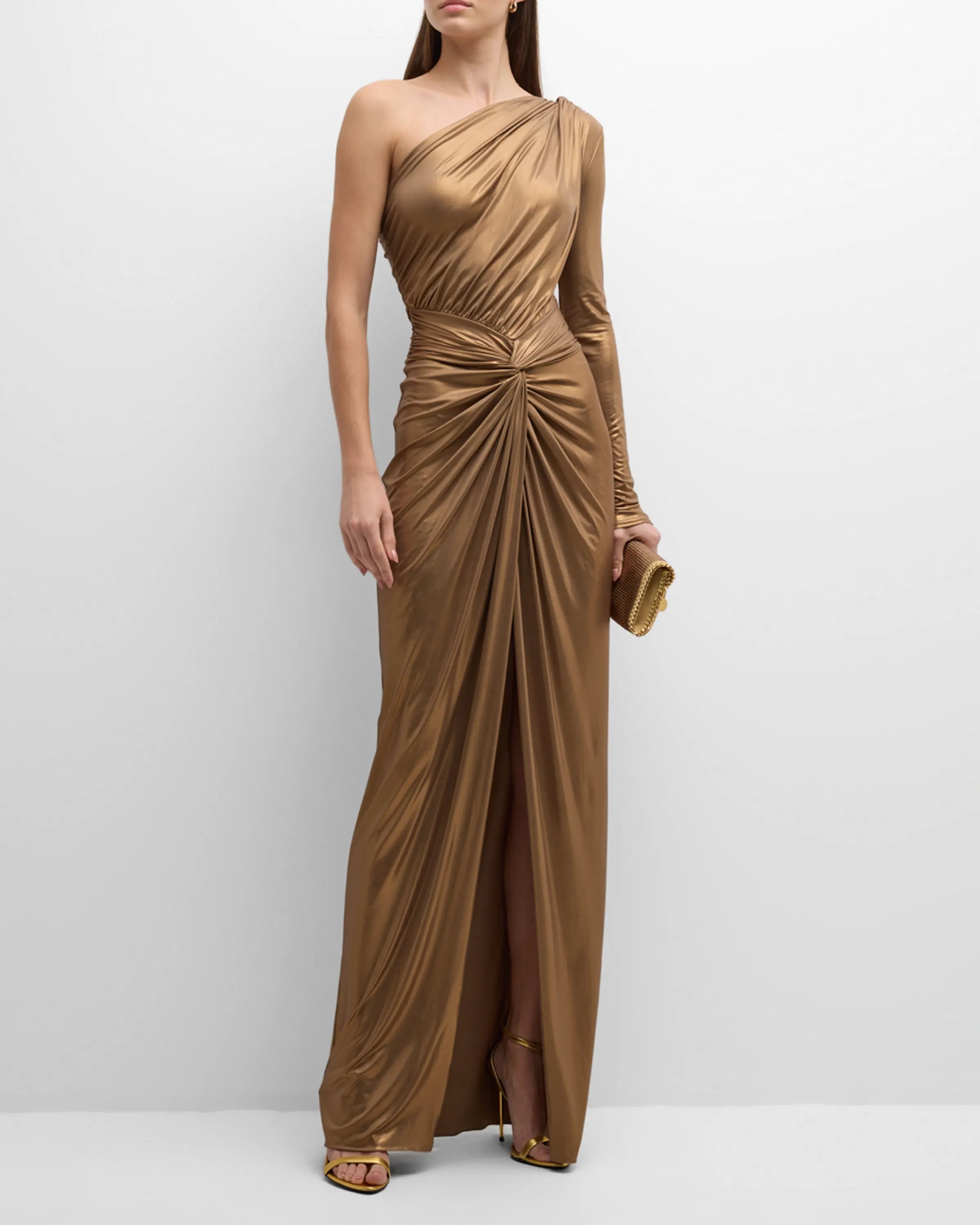 Elegante vestido de fiesta con hombros descubiertos y largo hasta el suelo.