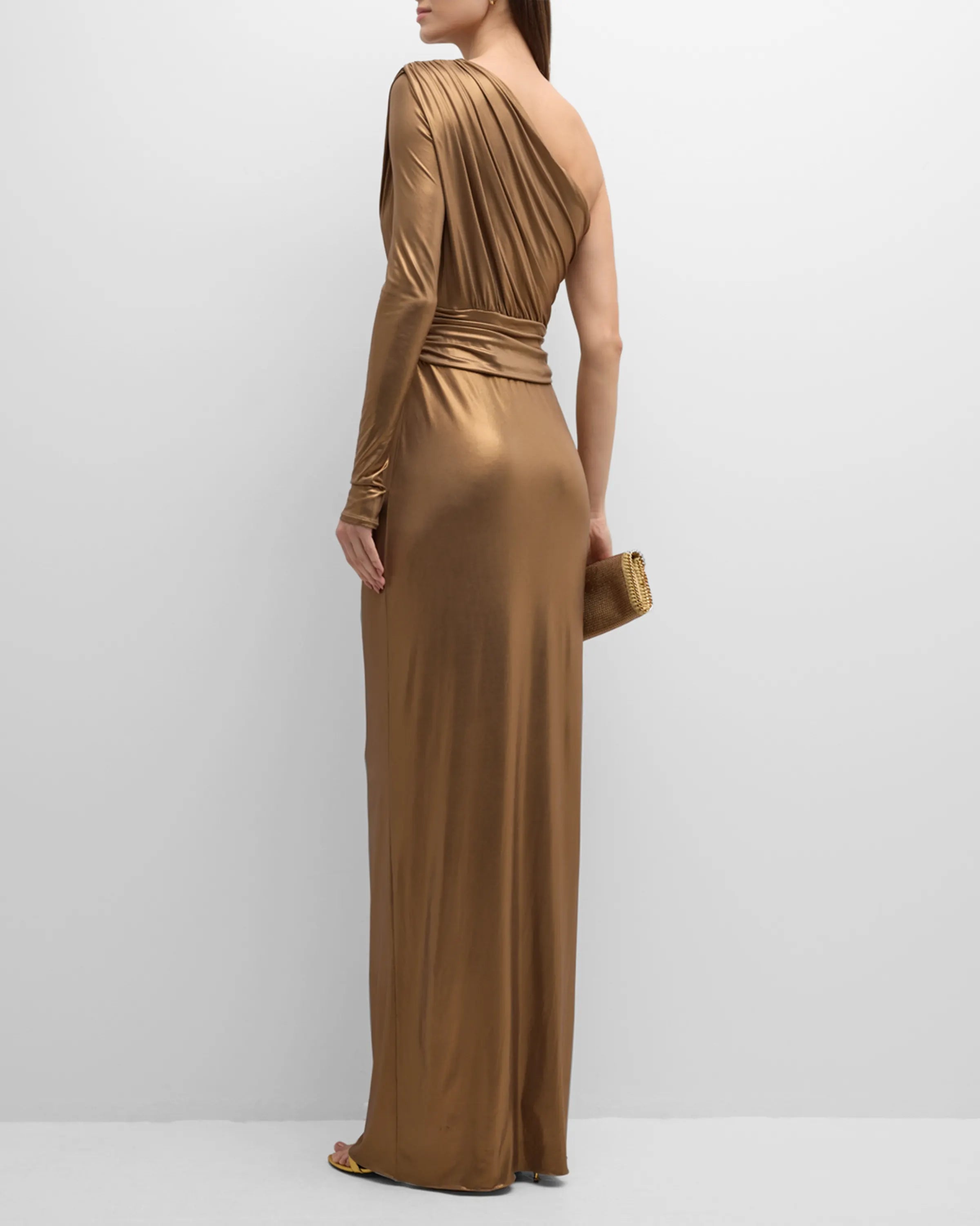 Elegante vestido de fiesta con hombros descubiertos y largo hasta el suelo.