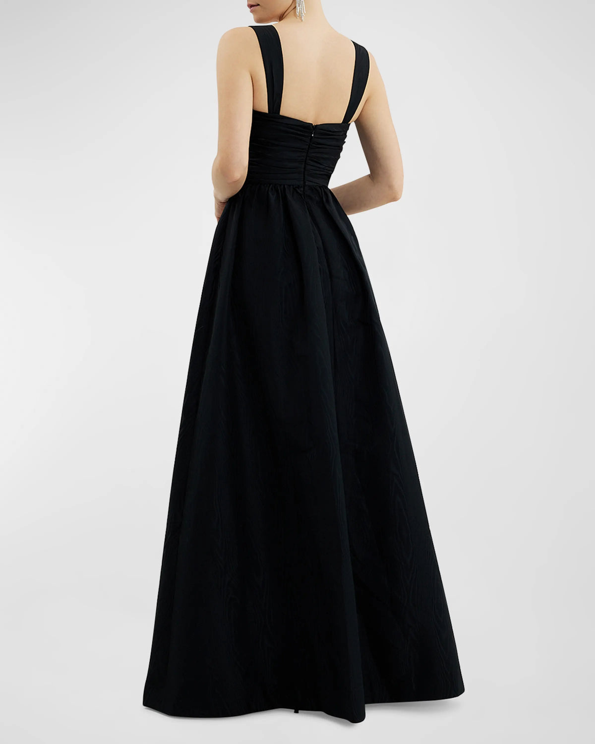 Un noble vestido de fiesta con hombros descubiertos, plisado, hueco y largo hasta el suelo.