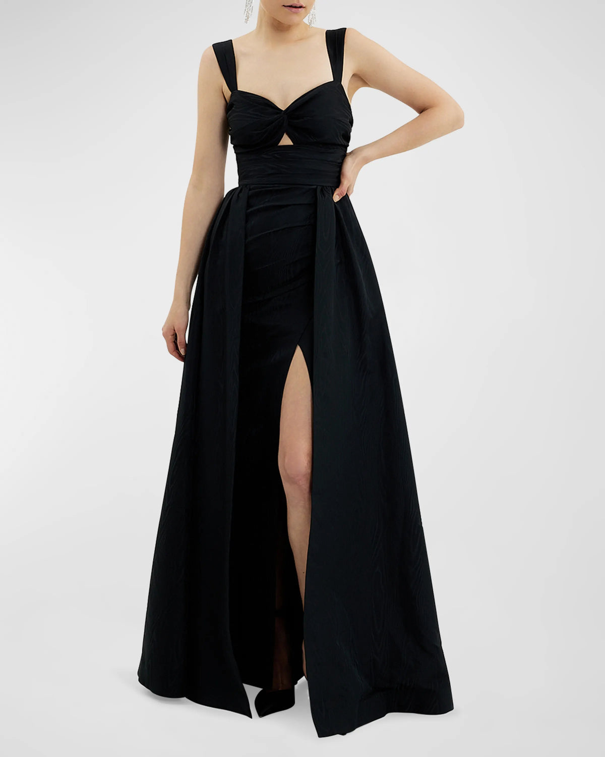 Un noble vestido de fiesta con hombros descubiertos, plisado, hueco y largo hasta el suelo.
