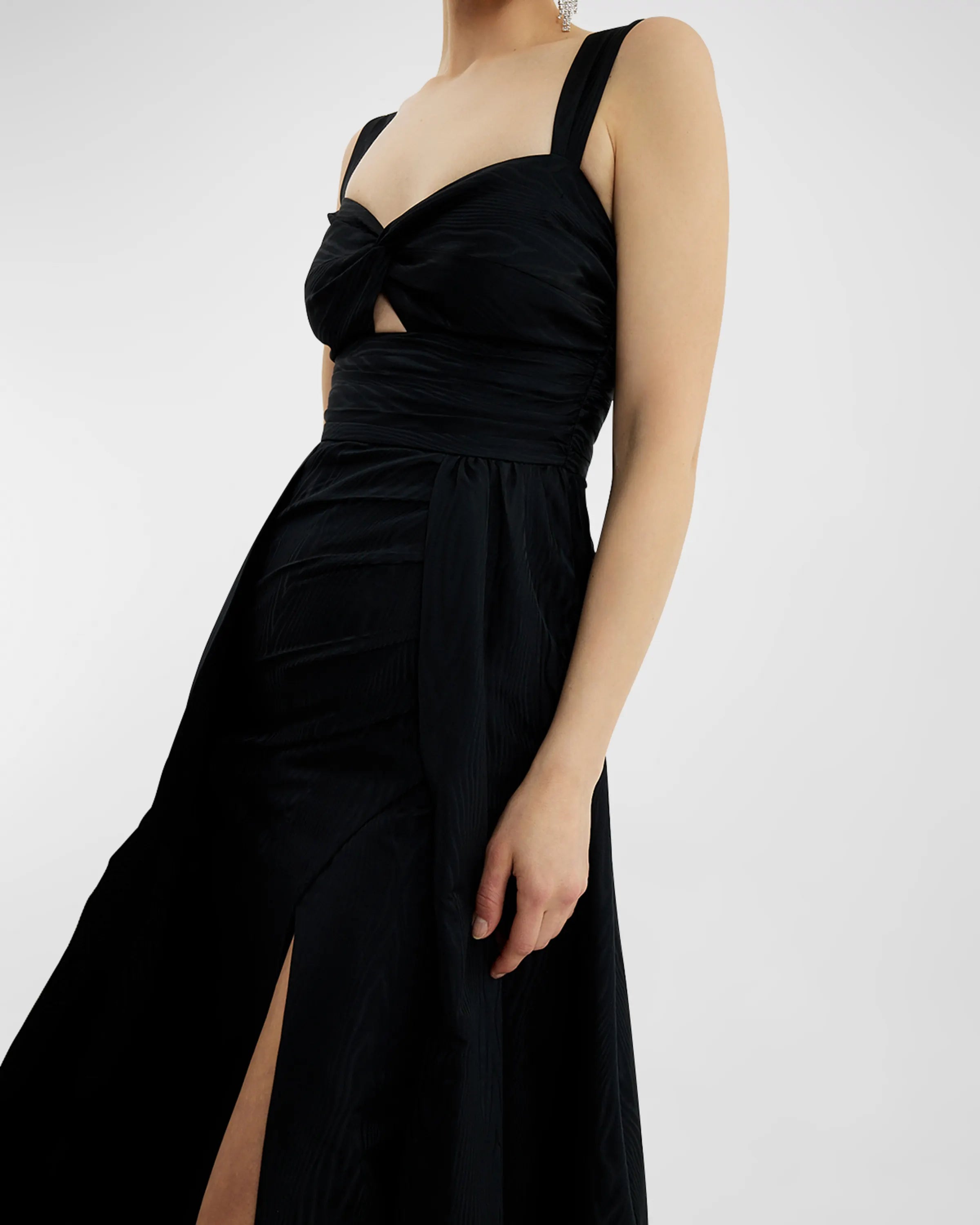 Un noble vestido de fiesta con hombros descubiertos, plisado, hueco y largo hasta el suelo.