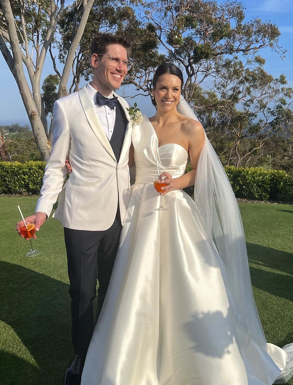 Vestidos de novia formales de salón, corte A, un hombro, sin mangas, cola larga/cortada, de satén, con fruncido