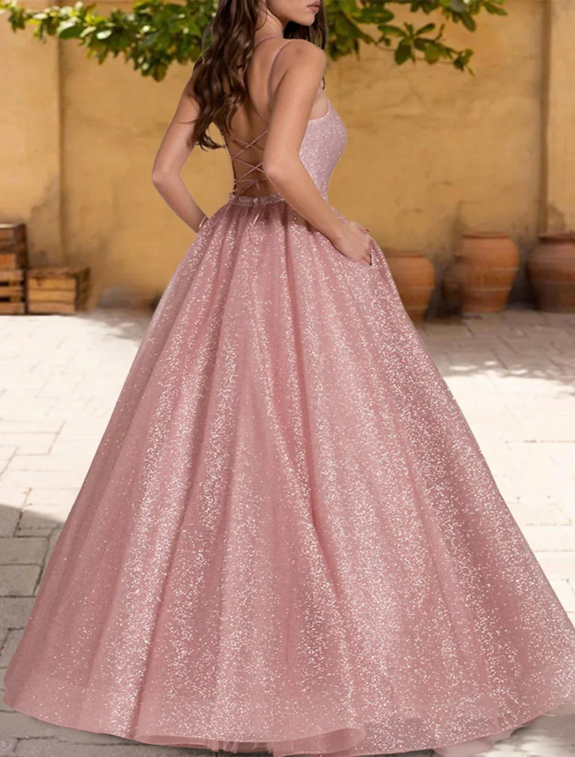 Vestido de quinceañera con brillo y brillo, largo hasta el suelo, sin mangas, tirantes finos, tul con purpurina y pliegues cruzados.