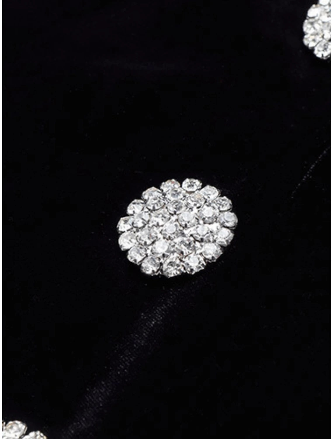 Abito da sera a trapezio, elegante, formale, nero, lungo, manica lunga, scollo a V, in velluto, con bottoni e spacco 2025