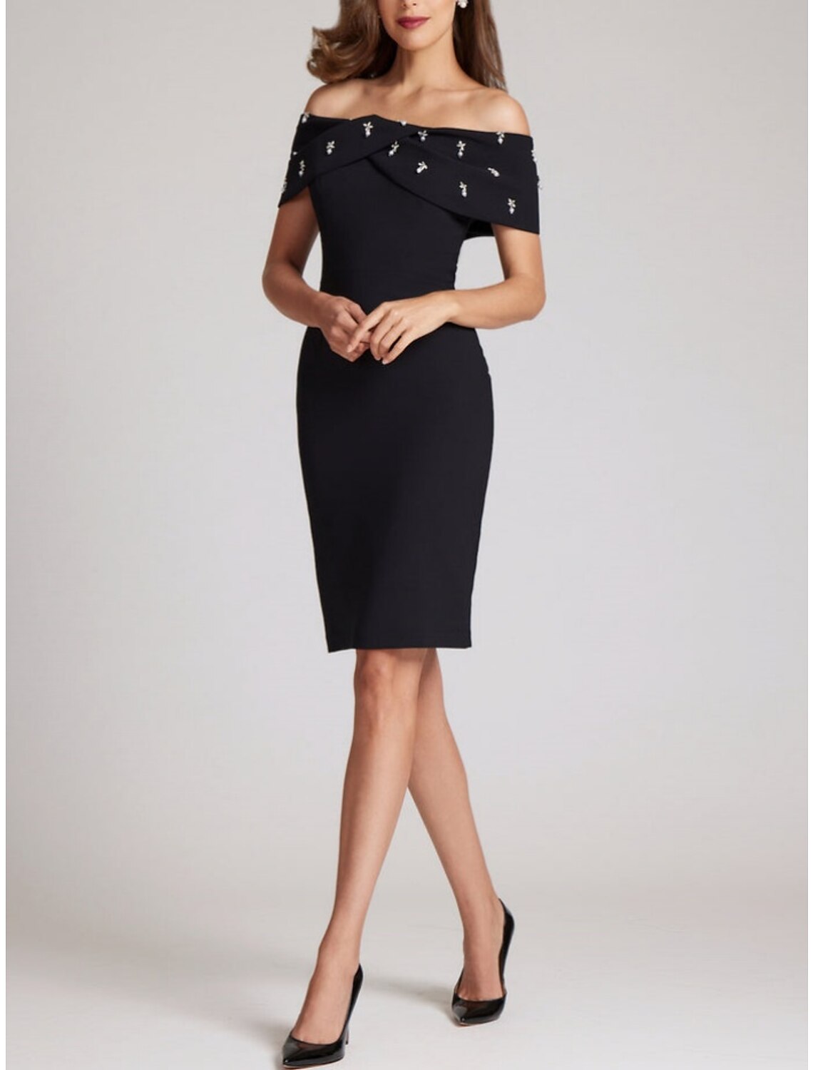 Vestido elegante de fiesta para invitadas de boda, con corte en forma de tubo o columna, largo hasta la rodilla, color negro, manga corta, hombros descubiertos, tela con cristales.