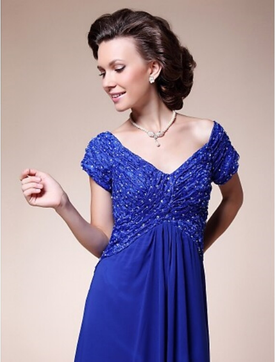 Vestido de madre de la novia de corte A, brillante, escote en V, cola larga/cortada, de gasa, satén, manga corta, sin mangas, con fruncido cruzado y cuentas