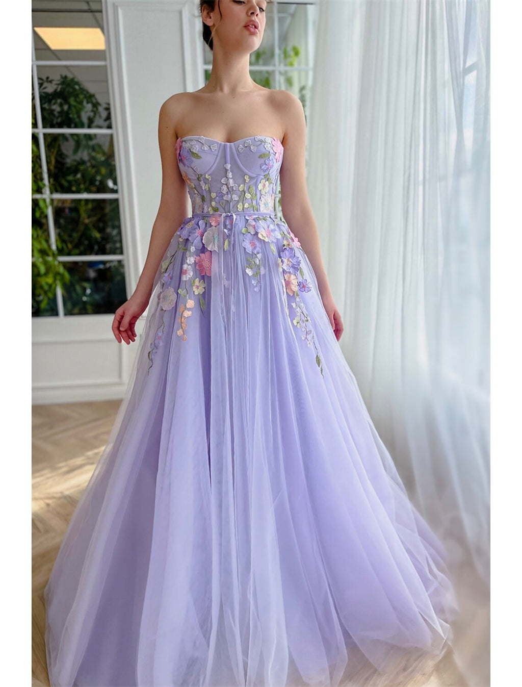 Abito da sera a trapezio con scollo a V, abito da sposa con strascico, senza maniche, senza spalline, in tulle con applicazioni floreali
