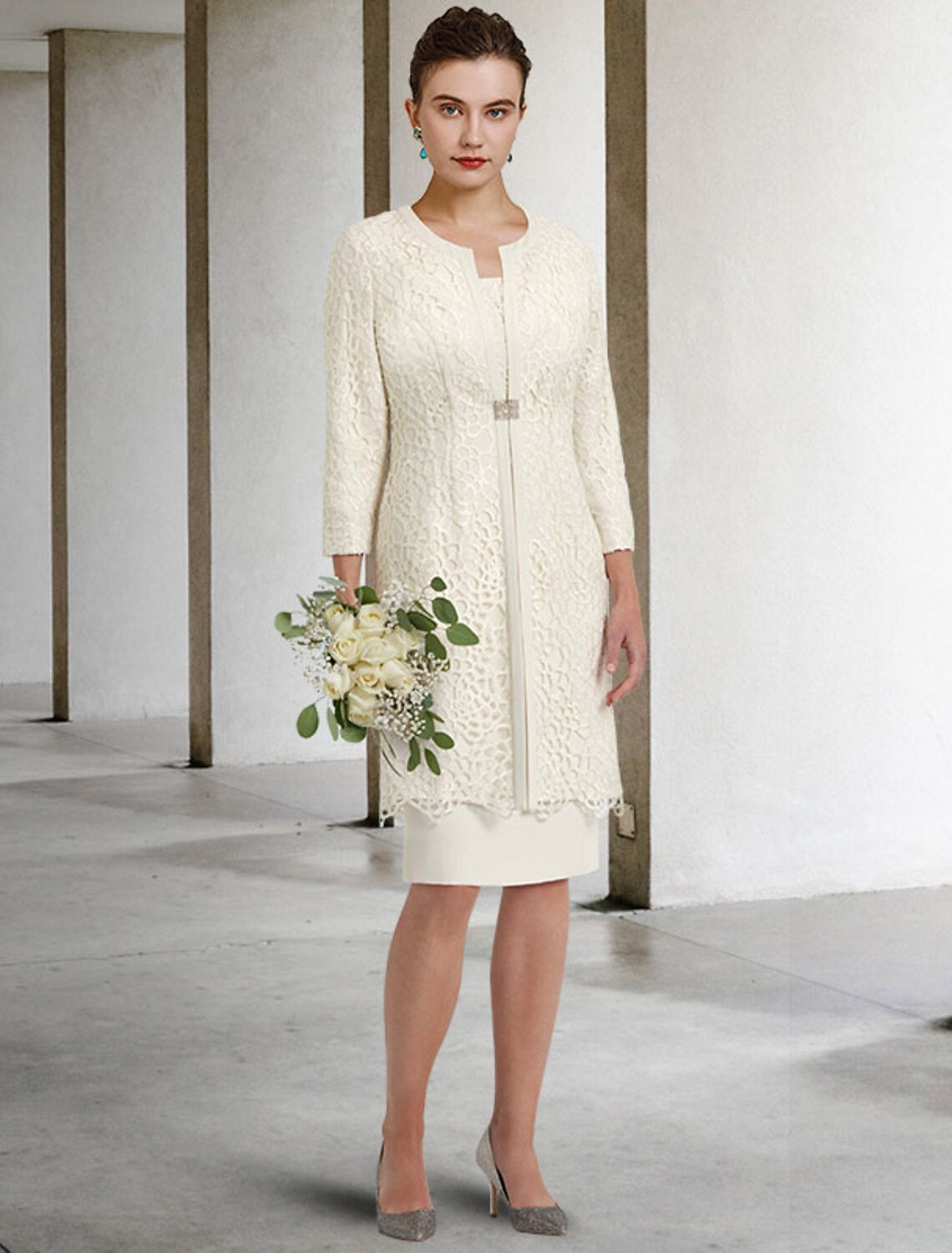 Vestido de dos piezas para madre de la novia, elegante, de invierno, con chaqueta, media manga, escote redondo, largo hasta la rodilla, encaje, gasa, broche de cristal.