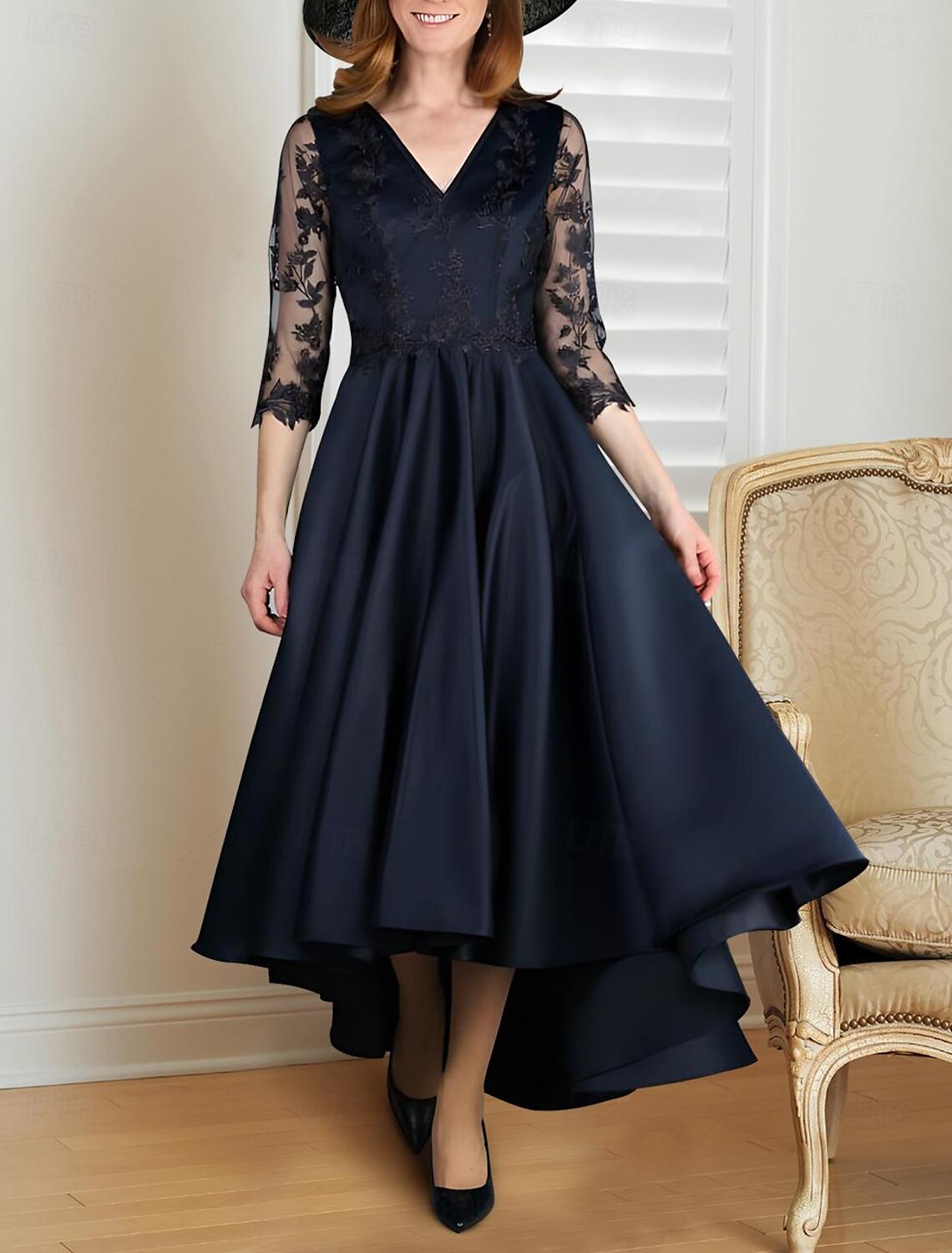 Abito da cerimonia per la madre della sposa, a trapezio, elegante, con scollo a V, in pizzo asimmetrico, in raso italiano, manica a 3/4 con pieghe in pizzo e ricamo.
