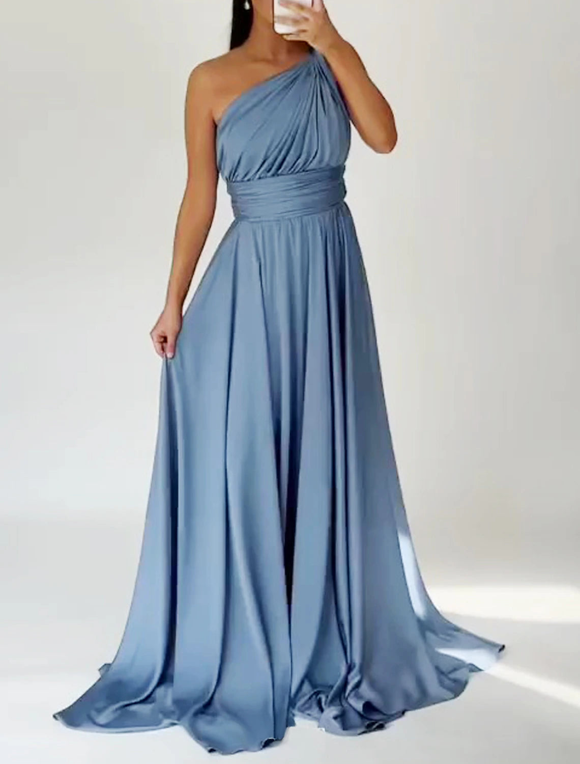 Abito da sera a trapezio, elegante, da invitata a nozze, con cravatta nera, strascico a ruota, senza maniche, monospalla, in raso con arricciature