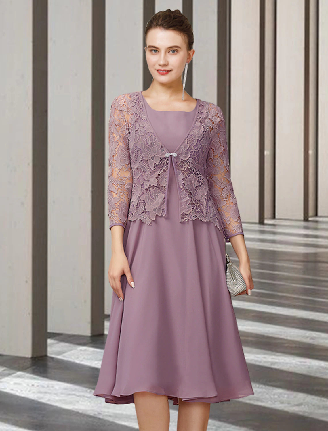 Vestido elegante de dos piezas de corte A para madre de la novia, con escote joya, largo hasta la rodilla, de gasa con encaje, sin mangas y color liso