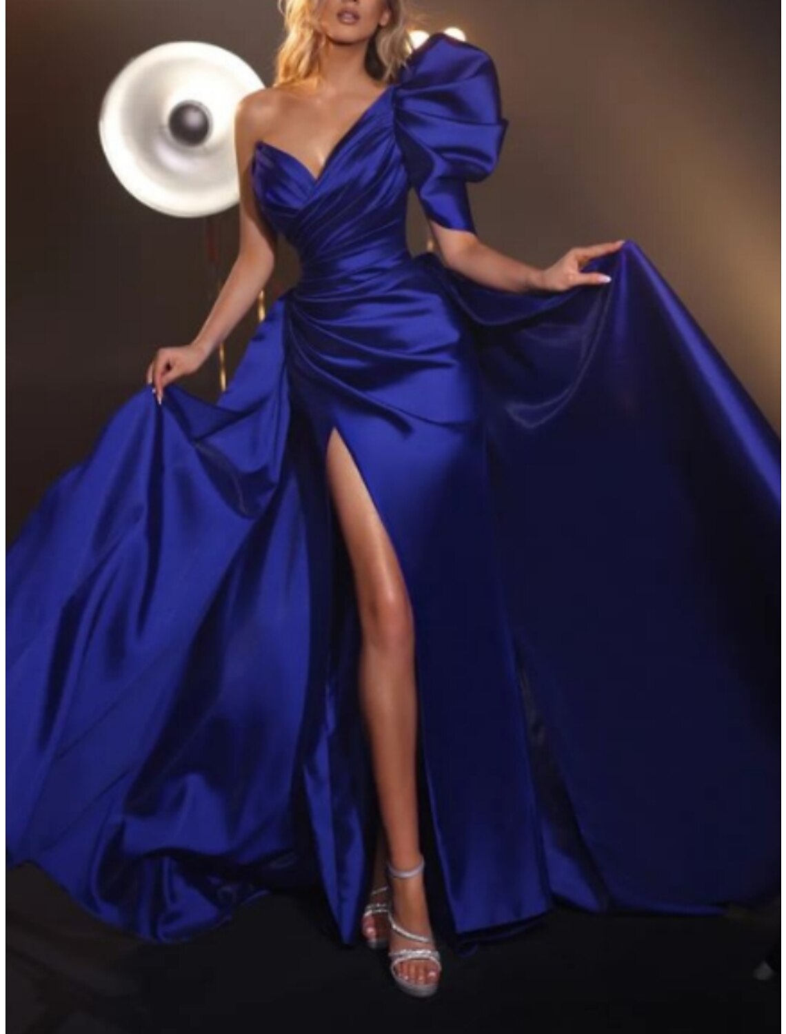 Abito da sera a trapezio, elegante, formale, con strascico a ruota, manica corta, monospalla, in raso con pieghe e spacco arricciato