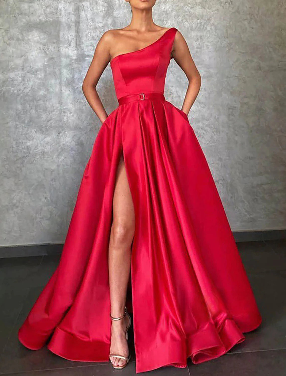 Vestido de noche de corte A, estilo celebridad, vestido navideño rojo y verde, formal, para boda, con cola larga y sin mangas, con un solo hombro, cinturón/faja de satén con pliegues y abertura.